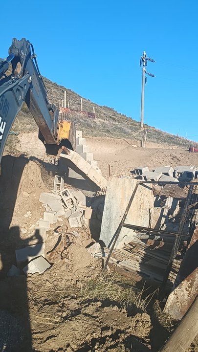 Cartel de prohibido ocupar en terreno baldío de Comodoro Rivadavia