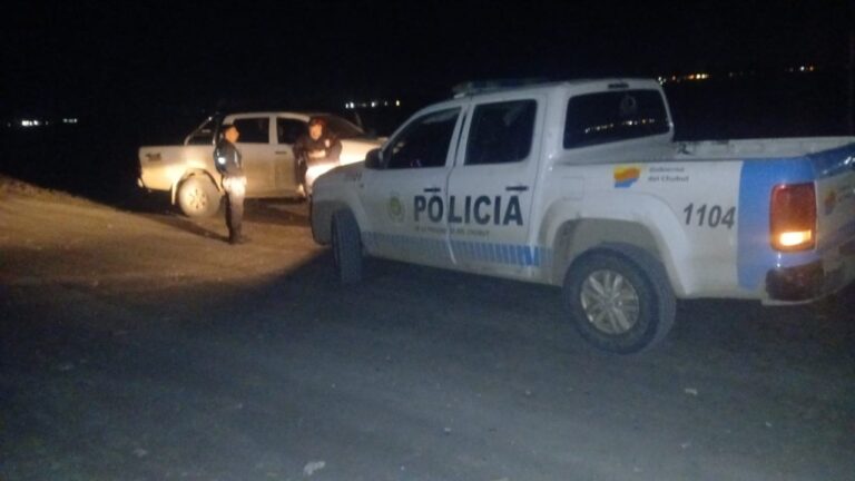 Camioneta Toyota Hilux blanca secuestrada en Trelew