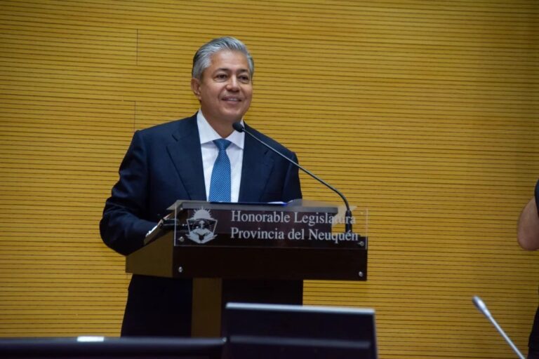 Gobernador Rolando Figueroa durante su presentación en el Círculo Policial de Neuquén
