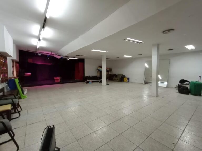 Escenario de Espacio Collage con títeres y decoración infantil durante vacaciones de invierno en Comodoro Rivadavia