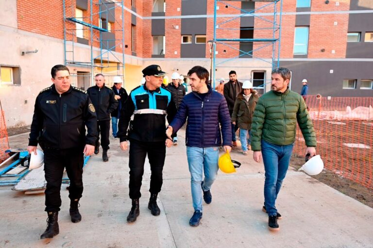 Gobernador Ignacio Torres recorre obras de viviendas ex Pro.Cre.Ar. en Trelew