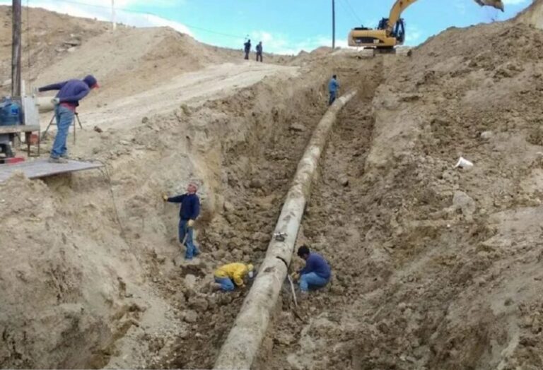 Gobernador Ignacio Torres y intendente Othar Macharashvili firman decreto para licitar nuevo acueducto en Comodoro Rivadavia