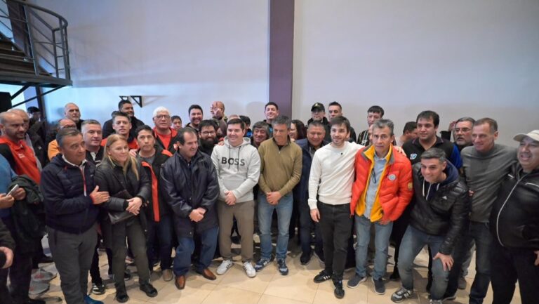 Gobernador Ignacio Torres durante anuncio sobre bienes de YPF en Comodoro Rivadavia