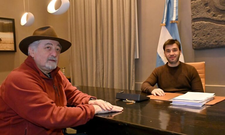 Gobernador Ignacio Torres e intendente Othar Macharashvili reunidos en Rawson
