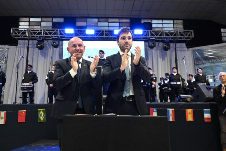 Firma de acta entre el gobernador Ignacio Torres y el intendente Gustavo Sastre en el aniversario de Puerto Madryn