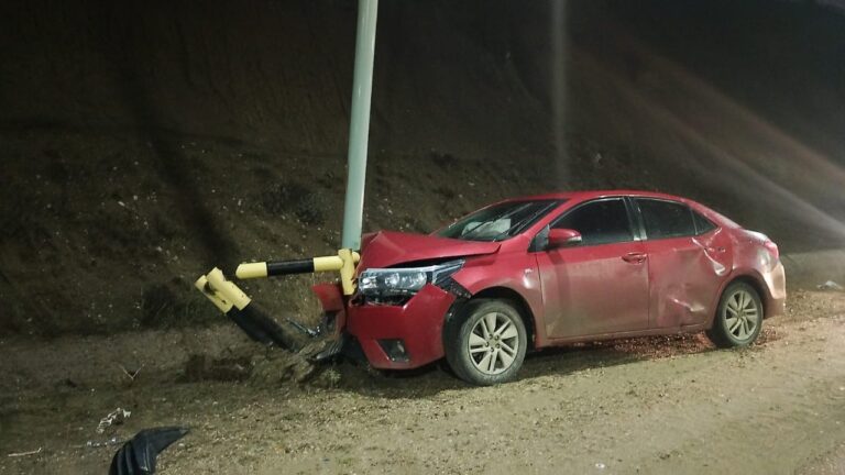 Auto chocado contra poste de alumbrado en camino alternativo Roque González, Comodoro Rivadavia