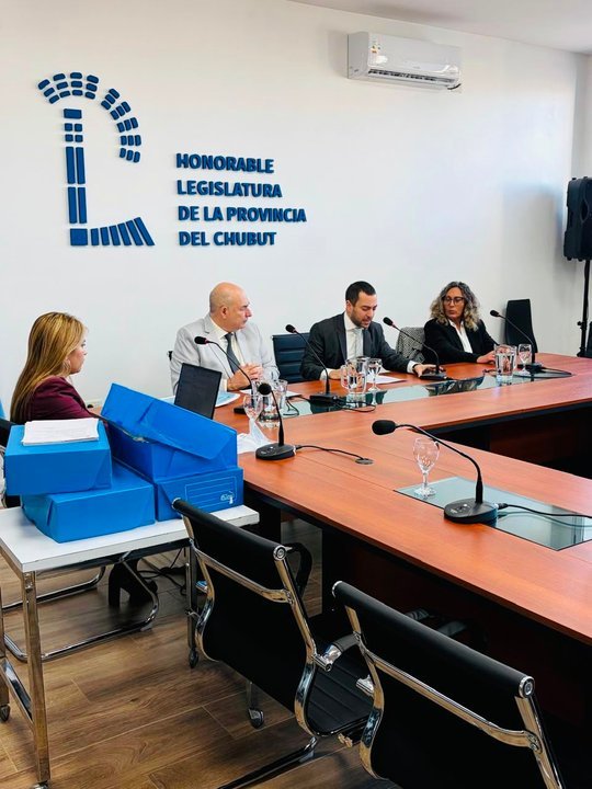 Sala de Plenarios de la Legislatura de Chubut durante audiencia del Tribunal Electoral