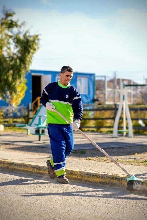 Camión de recolección de residuos de Urbana Higiene Ambiental en calles de Comodoro Rivadavia