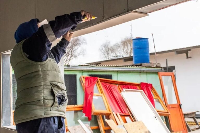 Edificio escolar en obras durante vacaciones de invierno en la Región Confluencia