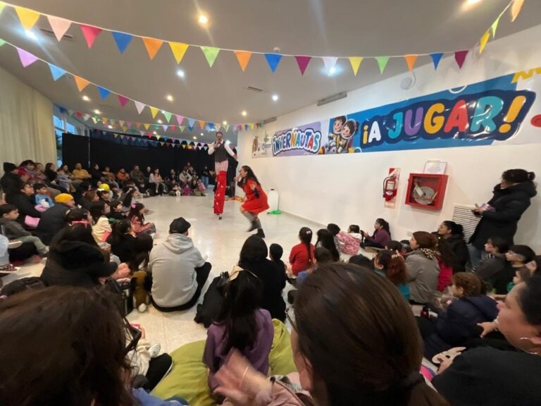 Niños participando en actividades culturales gratuitas durante vacaciones de invierno en Comodoro Rivadavia