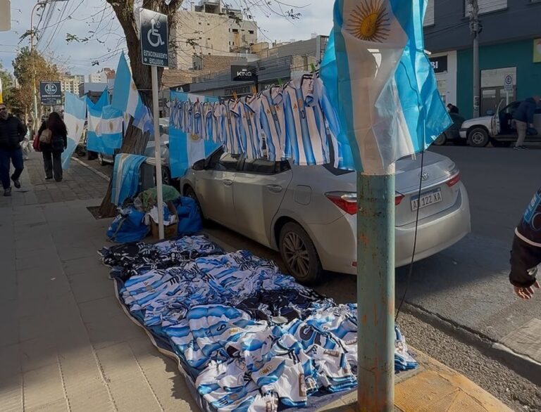 Puesto ambulante con banderas y camisetas de la Selección Argentina en el centro de Comodoro Rivadavia