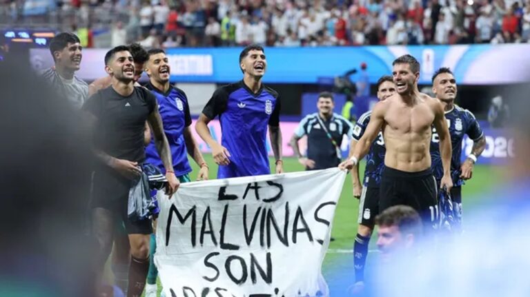 Bandera argentina con el reclamo de soberanía sobre las Islas Malvinas mostrada por la Selección durante los festejos