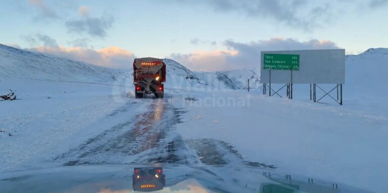 Ruta nacional cubierta de nieve con maquinaria de Vialidad Nacional