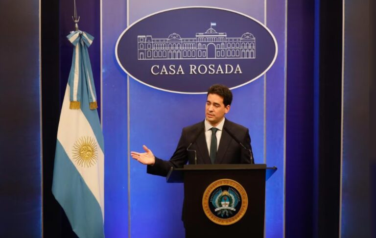 Adrián Ravier en conferencia de prensa