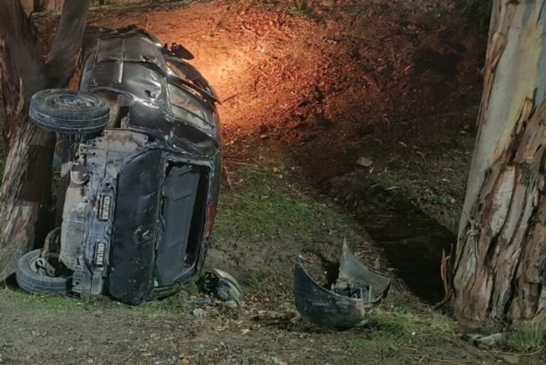 Vehículo volcado en la Ruta Nacional Nº 3, sector Curva del Papá, Comodoro Rivadavia