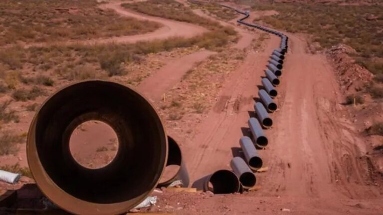 Gasoducto en construcción en la región de Vaca Muerta, Patagonia argentina