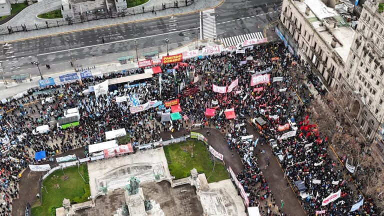 Manifestación frente al Congreso con efectivos de seguridad