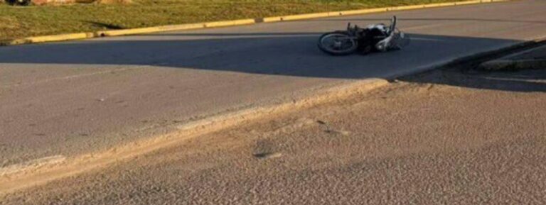 Lugar del accidente en Trelew con casco de motociclista en la calle