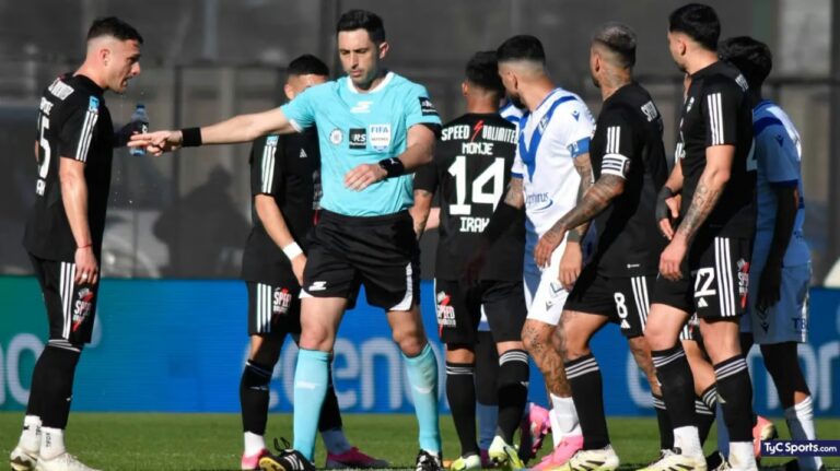 Árbitros suspendidos por la AFA tras el partido Vélez vs Riestra