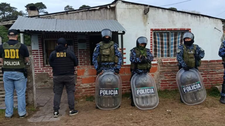 Imagen de la fachada de una vivienda durante un allanamiento policial