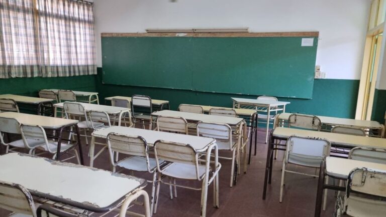 Docente amenazado frente a escuela en Cipolletti