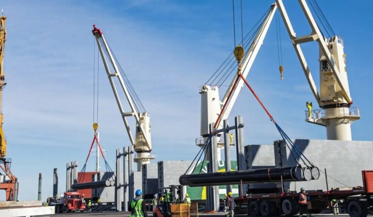 Buque VIGOR OL en el Puerto de San Antonio Este con caños para el gasoducto San Matías