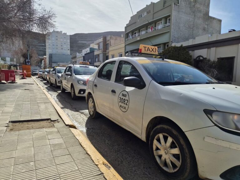 Taxi circulando por la ciudad de Comodoro Rivadavia