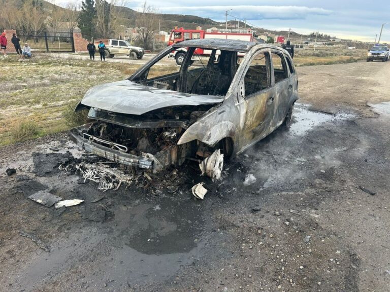 Vehículo incendiado en la Ruta Nacional 26