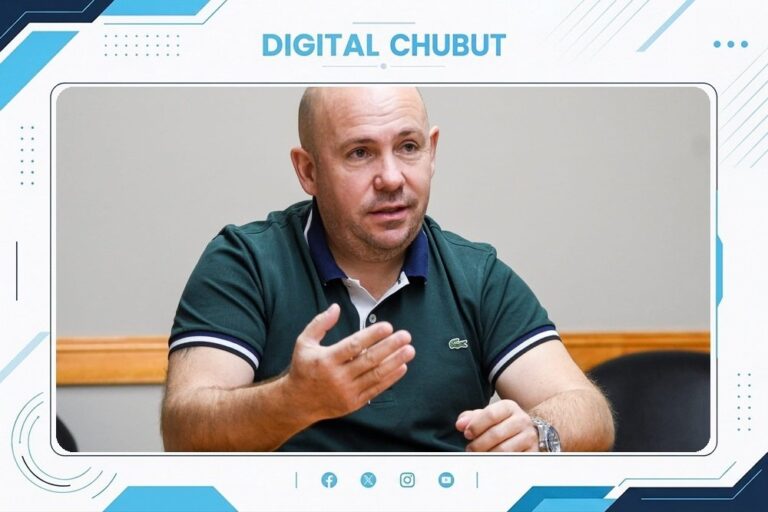Médico atendiendo a un adulto mayor en consultorio