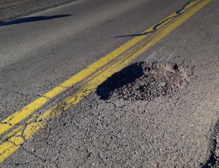 Ruta Nacional 3 con baches y señalización deteriorada entre Caleta Olivia y Ramón Santos