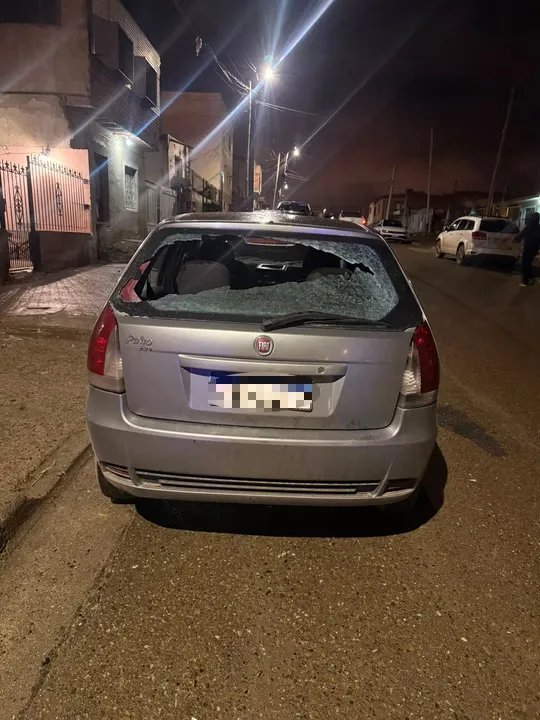 Auto con luneta dañada por disparos en barrio Ceferino, Comodoro Rivadavia
