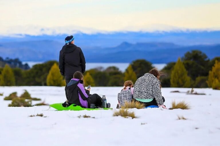 Parque de Nieve Batea Mahuida con montaña nevada y actividades de esquí