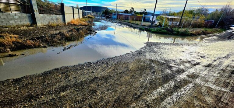 Calle de Bella Vista Sur con barro y pozos tras las lluvias