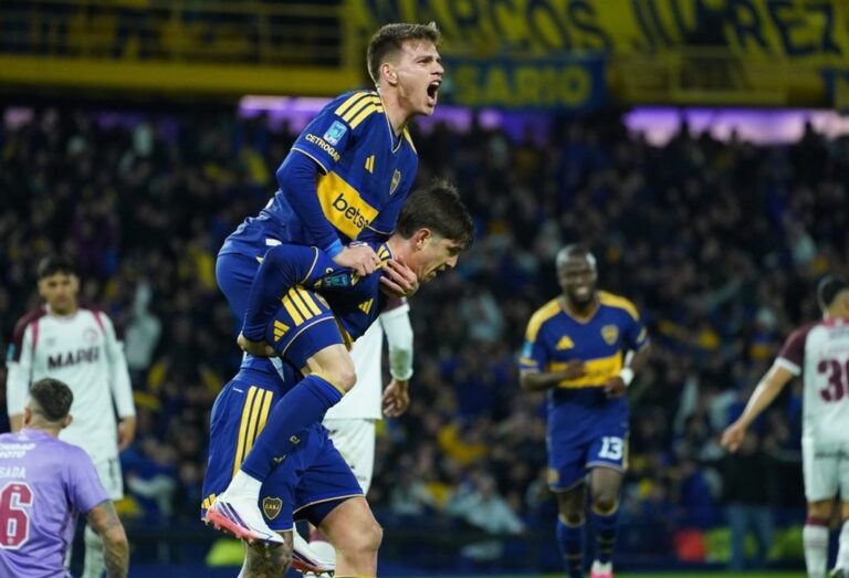 Jugadores de Boca celebran el gol de Belmonte ante Lanús