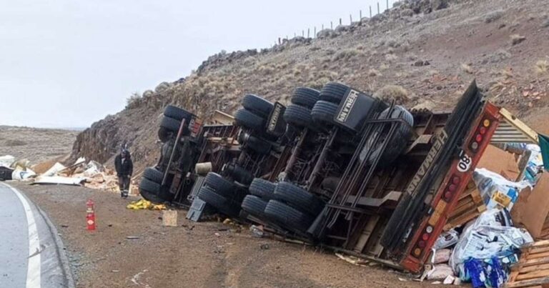 Camión volcado en la banquina de la Ruta 237 en Collón Curá