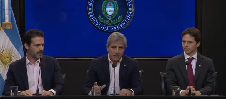 Luis Caputo anunciando el plan de créditos hipotecarios