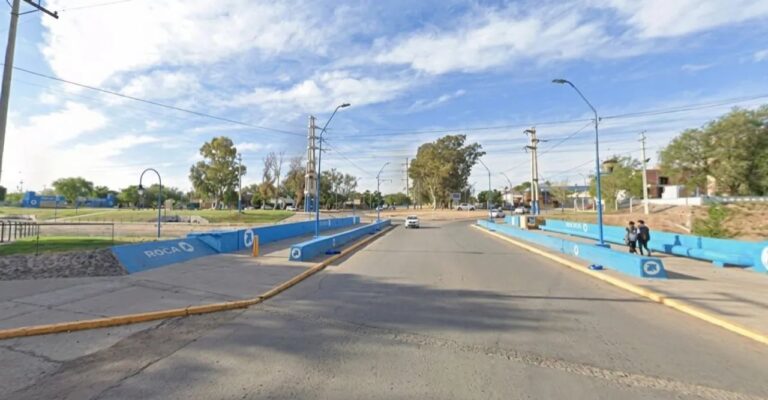 Puente sobre el Canal Grande en General Roca cerrado por reparaciones