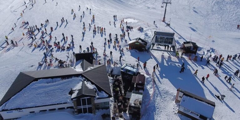 Pistas de esquí del Cerro Perito Moreno cubiertas de nieve en agosto