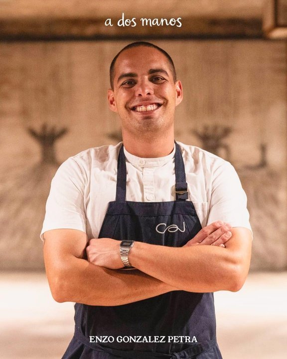 Chef Enzo González Petra en la cocina de DelVi Uno en Rada Tilly