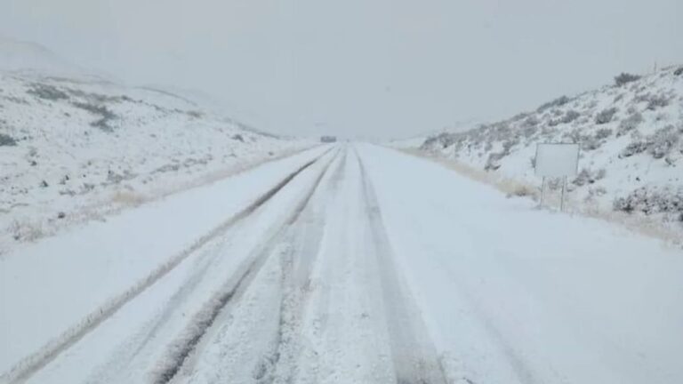 Ruta cordillerana de Chubut cubierta de nieve durante alerta amarilla