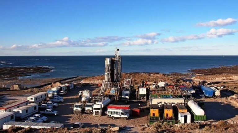 Vista de instalaciones petroleras en la Cuenca del Golfo San Jorge, Chubut