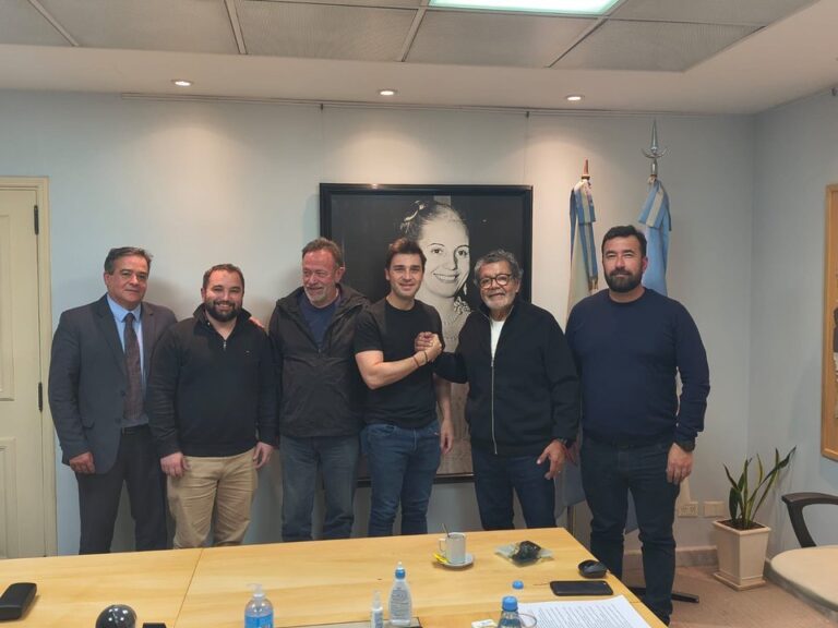 Reunión entre el gobernador del Chubut, Ignacio Torres, y el secretario general de la UOCRA, Gerardo Martínez