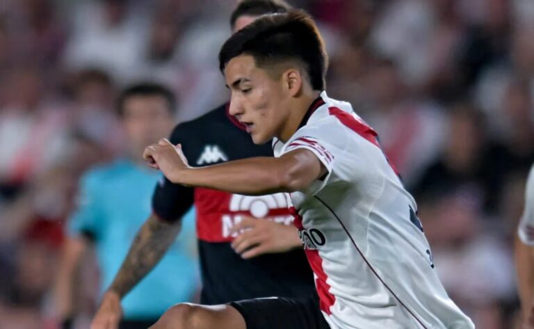 Ian Subiabre con la camiseta de River