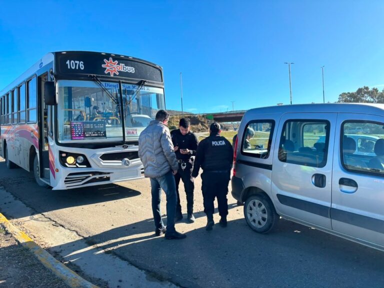 Colectivo de SolBus y Renault Kangoo tras el choque en Comodoro Rivadavia