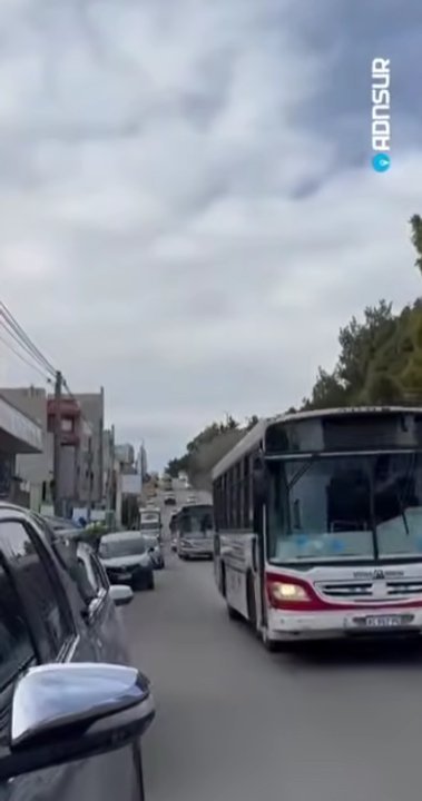 Colectivos de Patagonia Argentina circulando por calles de Comodoro Rivadavia