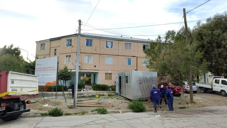 Maquinaria en la obra de reconstrucción de la escalera 8 del barrio LU4