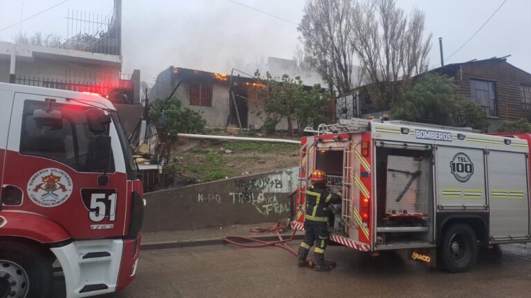 Bomberos trabajando en el incendio de una vivienda en Comodoro Rivadavia