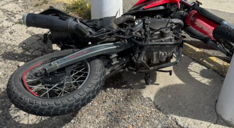 Tránsito vehicular en una avenida de Comodoro Rivadavia