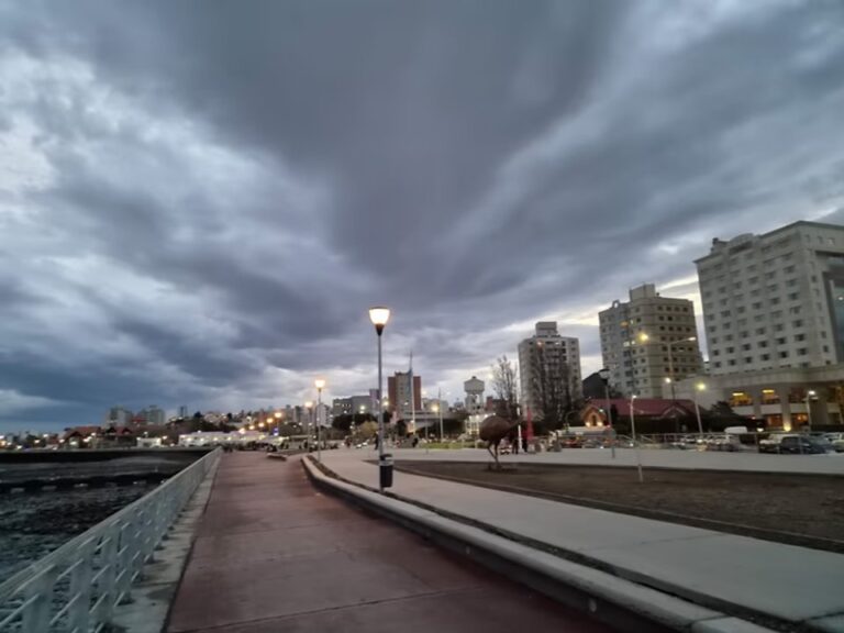 Vista de Comodoro Rivadavia con cielo nublado