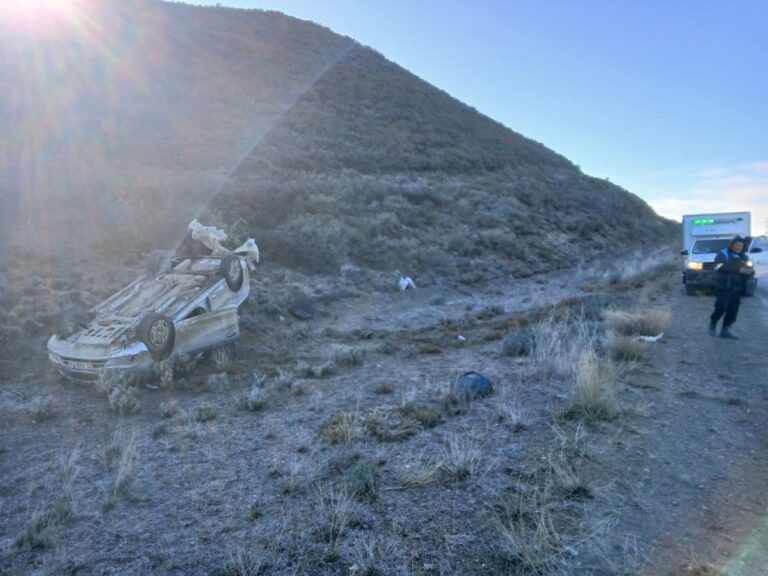 Auto volcado fuera de la banquina en la Ruta Nacional 26